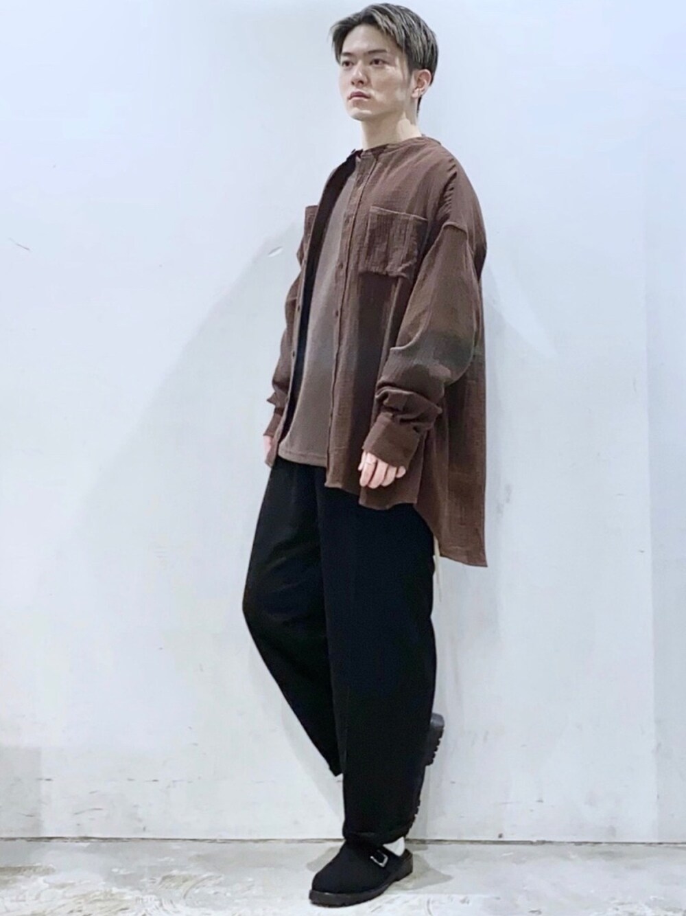 「CASPER JOHN、ガーゼシャツ、モックネック、バルーンスリーブ、アンクルパンツ、センタープレスパンツ、低身長、低身長コーデ、秋コーデ、ブラウンコーデ」｜「CASPER JOHNのDouble Gauze Band Collar Shirts/ダブルガーゼバンドカラーシャツ（シャツ/ブラウス、ブラウン系）」を使った、KOMさん（メンズ・165cm）の秋コーディネートの1枚目の写真
