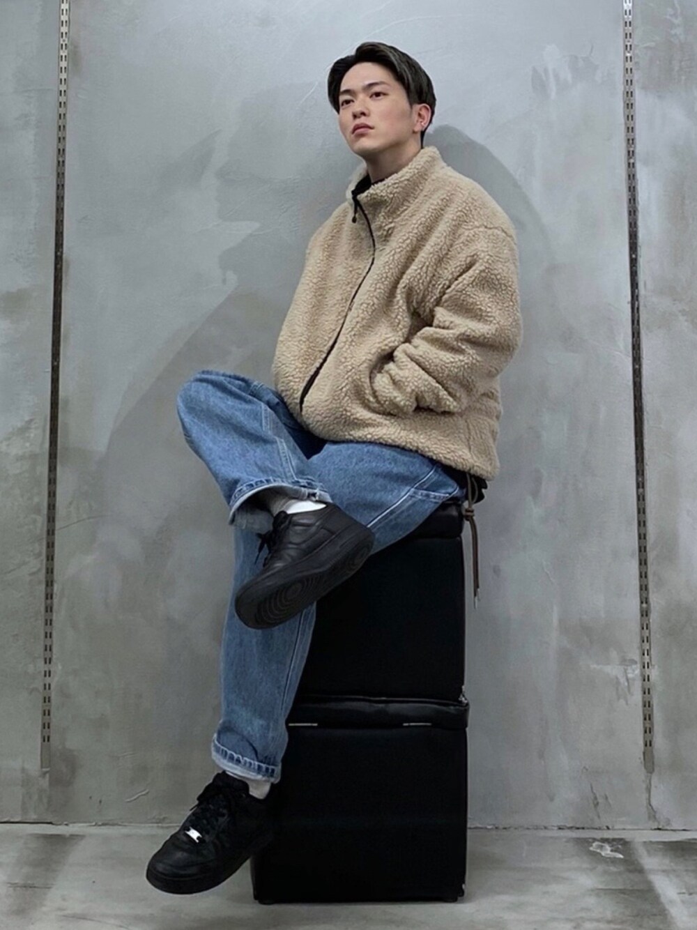 「CASPER JOHN、ボアジャケット、リバーシブル、バルーンスリーブ、ワイドデニム、ストリートコーデ、ストリートカジュアル、低身長、低身長コーデ、秋コーデ」｜「CASPER JOHNのReversible Boa Jacket Entered Big-silhouette Mods Coat/リバーシブルボアジャケット入りビッグシルエットモッズコート（モッズコート、ベージュ系）」を使った、KOMさん（メンズ・165cm）の秋コーディネートの1枚目の写真