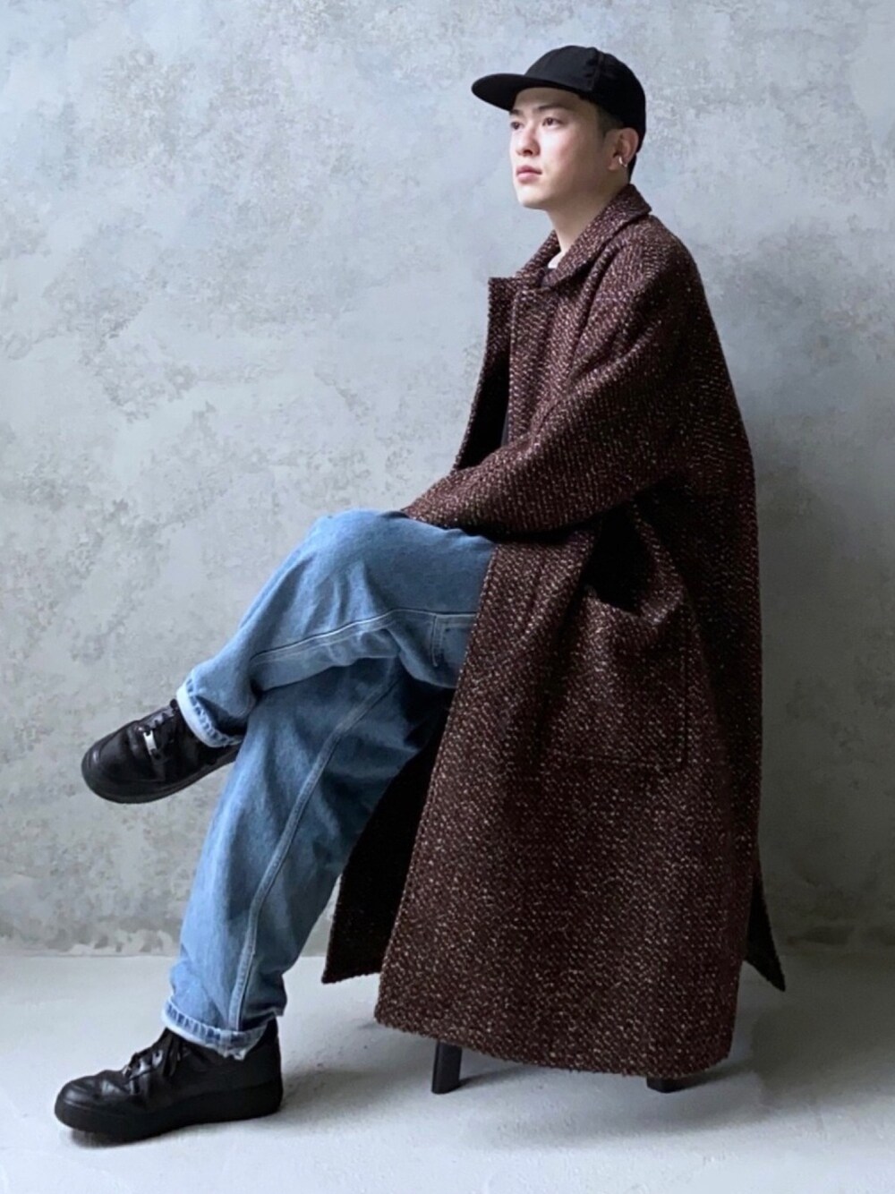 「CASPER JOHN、ステンカラーコート、ブークレー、ワイドデニム、デニムパンツ、キャップ、ストリートカジュアル、低身長、低身長コーデ、冬コーデ」｜「CASPER JOHNのBoucle Soutien-collar Coat/ブークレステンカラーコート（ステンカラーコート、ブラウン系）」を使った、KOMさん（メンズ・165cm）の冬コーディネートの1枚目の写真