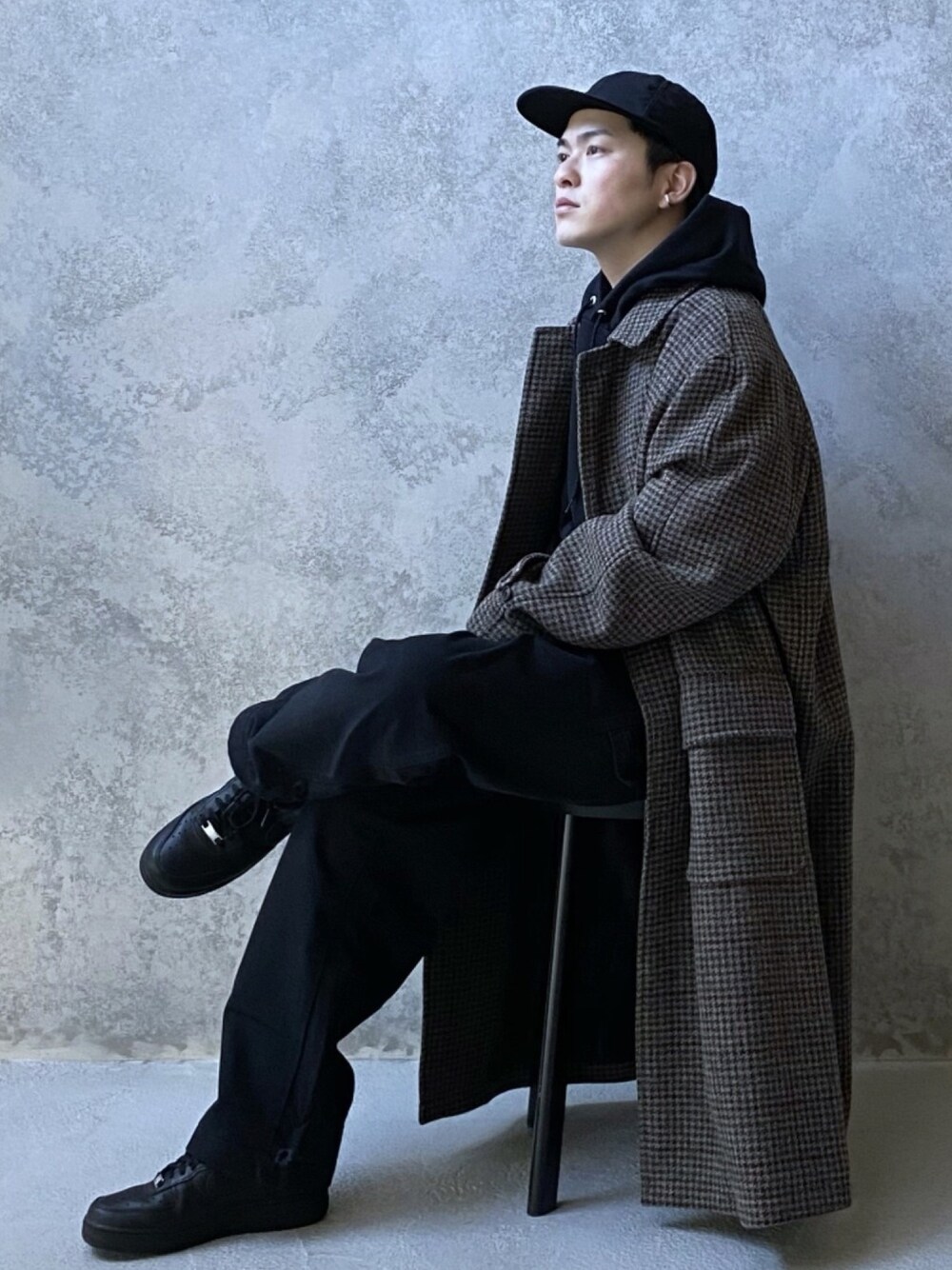 「CASPER JOHN、ステンカラーコート、チェックコート、パーカー、キャップ、ストリートMIX、ストリートカジュアル、低身長、低身長コーデ、冬コーデ」｜「CASPER JOHNのアイテム（ステンカラーコート、ブラウン系）」を使った、KOMさん（メンズ・165cm）の冬コーディネートの1枚目の写真