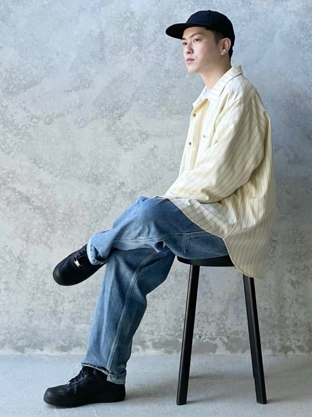 「CASPER JOHN、ドルマン、ストライプシャツ、シャツスタイル、ストリートMIX、ストリートカジュアル、キャップ、低身長、低身長コーデ、春コーデ」｜「CASPER JOHNのVarious Dolman Open-Collar Shirts/バリアスドルマンオープンカラーシャツ（シャツ/ブラウス、ホワイト系）」を使った、KOMさん（メンズ・165cm）の冬コーディネートの1枚目の写真