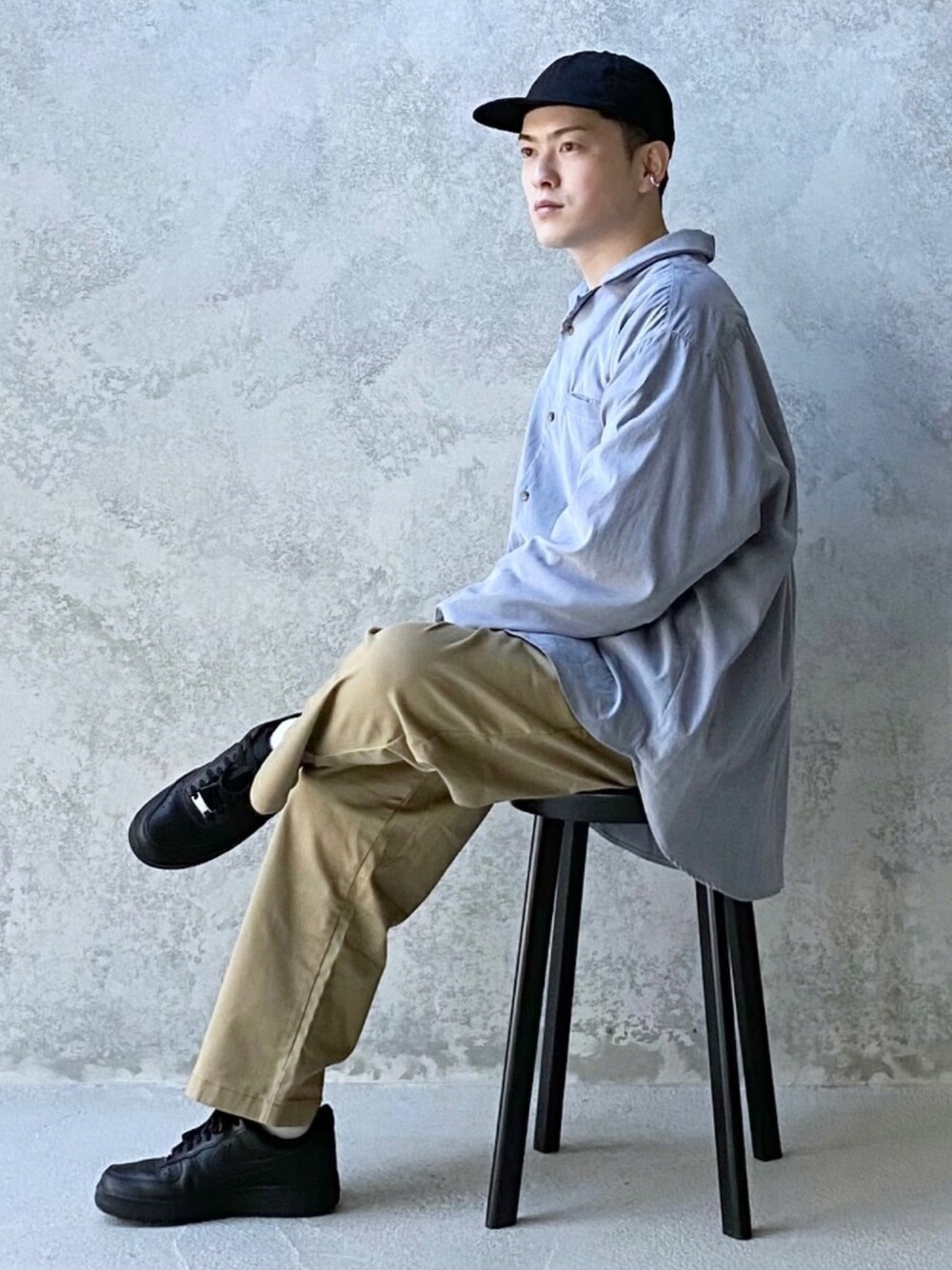 「CASPER JOHN、ドルマン、シャツスタイル、ストリートカジュアル、ストリートコーデ、キャップ、ブルー、低身長、低身長コーデ、春コーデ」｜「CASPER JOHNのVarious Dolman Open-Collar Shirts/バリアスドルマンオープンカラーシャツ（シャツ/ブラウス、ブルー系）」を使った、KOMさん（メンズ・165cm）の冬コーディネートの1枚目の写真