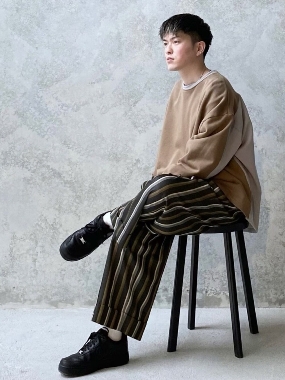 「CASPER JOHN、スウェット、シャツスタイル、ベージュコーデ、カジュアルコーデ、ストライプパンツ、低身長、低身長コーデ、春コーデ、私の推しブランド」｜「CASPER JOHNのCleric Dolman Shirts Sweat/クレリックドルマンシャツスウェット（スウェット、ベージュ系）」を使った、KOMさん（メンズ・165cm）の冬コーディネートの1枚目の写真