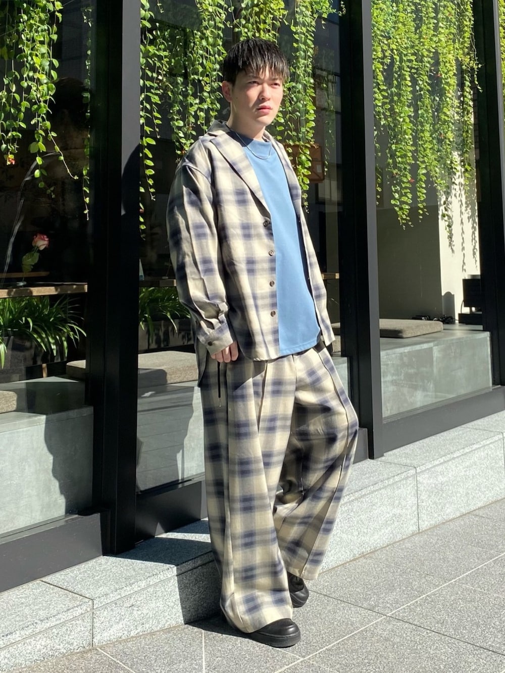 「CASPER JOHN、セットアップ、シャツスタイル、チェック柄、モックネック、カジュアルコーデ、ストリートカジュアル、低身長、低身長コーデ、春コーデ」｜「CASPER JOHNの4B Tailored Jacket Shirts/4ボタンテーラードジャケットシャツ（シャツ/ブラウス、ホワイト系）」を使った、KOMさん（メンズ・165cm）の冬コーディネートの1枚目の写真