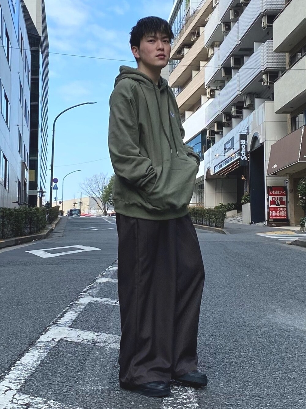 「CASPER JOHN、FEKETE、韓国ファッション、韓国ストリート、ストリート、ストリートMIX、ストリートカジュアル、低身長、低身長コーデ、春コーデ」｜「FEKETEのFEKETE MADE FKT LOGO BASIC HOODIE（SET-UP）（パーカー、グリーン系）」を使った、KOMさん（メンズ・165cm）の冬コーディネートの1枚目の写真