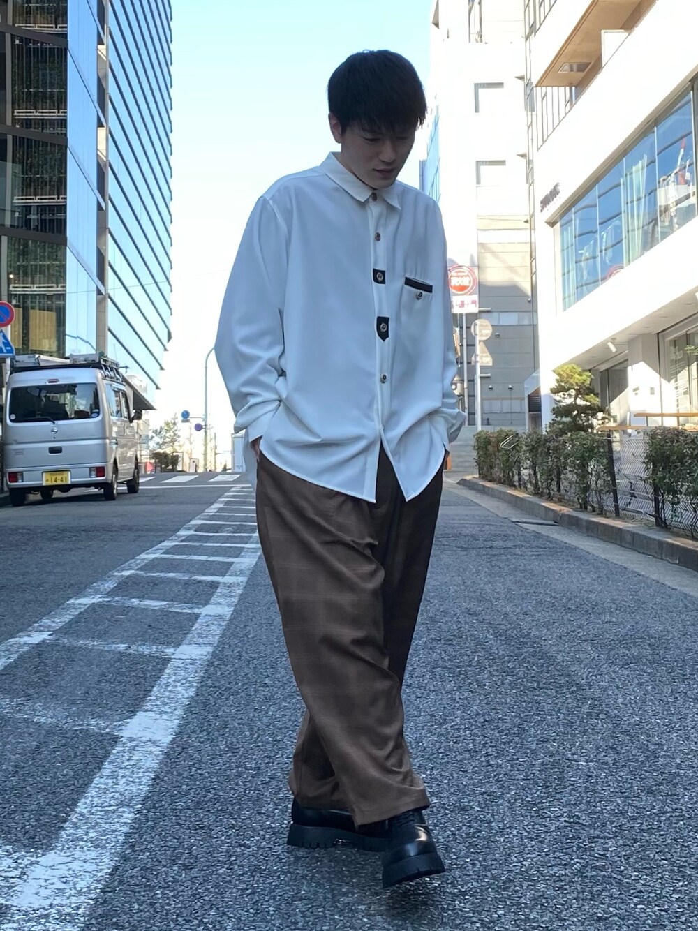 「CASPER JOHN、ドレープ、レトロシャツ、シャツスタイル、チェックパンツ、ワイドパンツ、カジュアルコーデ、低身長、低身長コーデ、春コーデ」｜「CASPER JOHNのDrape Retro Shirts/ドレープレトロシャツ（シャツ/ブラウス、ホワイト系）」を使った、KOMさん（メンズ・165cm）の冬コーディネートの1枚目の写真