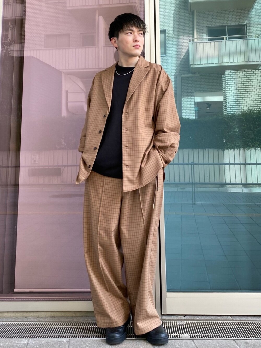 「CASPER JOHN、セットアップ、ジャケットスタイル、チェックシャツ、カジュアルコーデ、ストリートカジュアル、ベージュコーデ、低身長、低身長コーデ、春コーデ」｜「CASPER JOHNの4B Tailored Jacket Shirts/4ボタンテーラードジャケットシャツ（シャツ/ブラウス、ベージュ系）」を使った、KOMさん（メンズ・165cm）の冬コーディネートの1枚目の写真