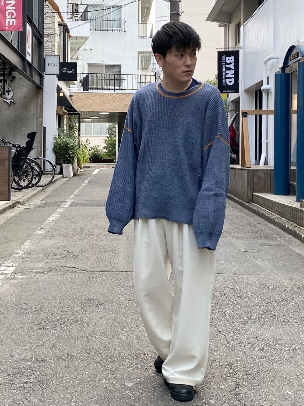 ブルー系のニット/セーター、ホワイト系のその他パンツ、その他のその他を着用したメンズの春コーディネートの1枚目の写真