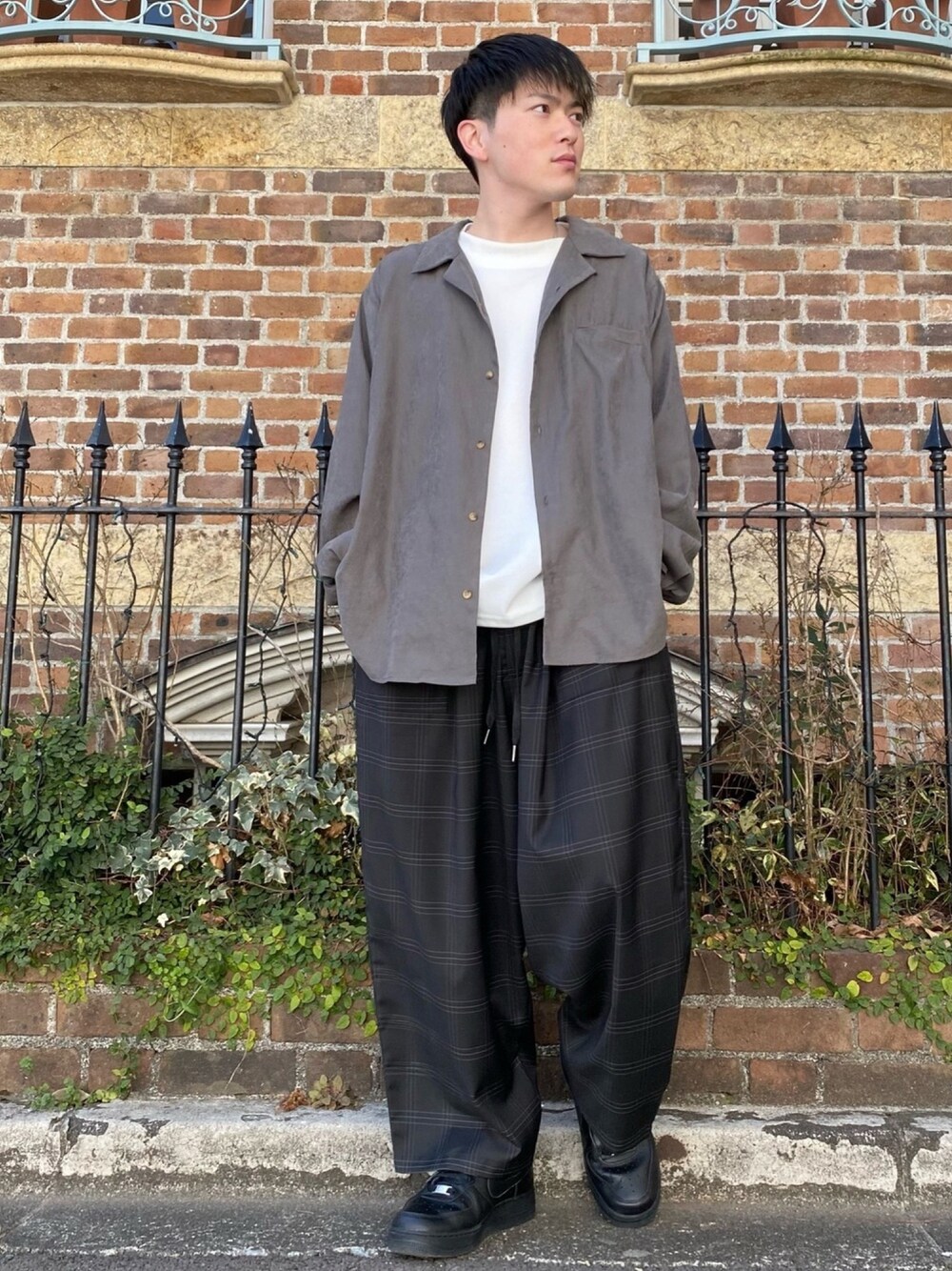 「CASPER JOHN、シャツスタイル、モックネック、チェックパンツ、ワイドパンツ、ストリートMIX、ストリートカジュアル、低身長、低身長コーデ、春コーデ」｜「CASPER JOHNのVarious Dolman Open-Collar Shirts/バリアスドルマンオープンカラーシャツ（シャツ/ブラウス、グレー系）」を使った、KOMさん（メンズ・165cm）の春コーディネートの1枚目の写真