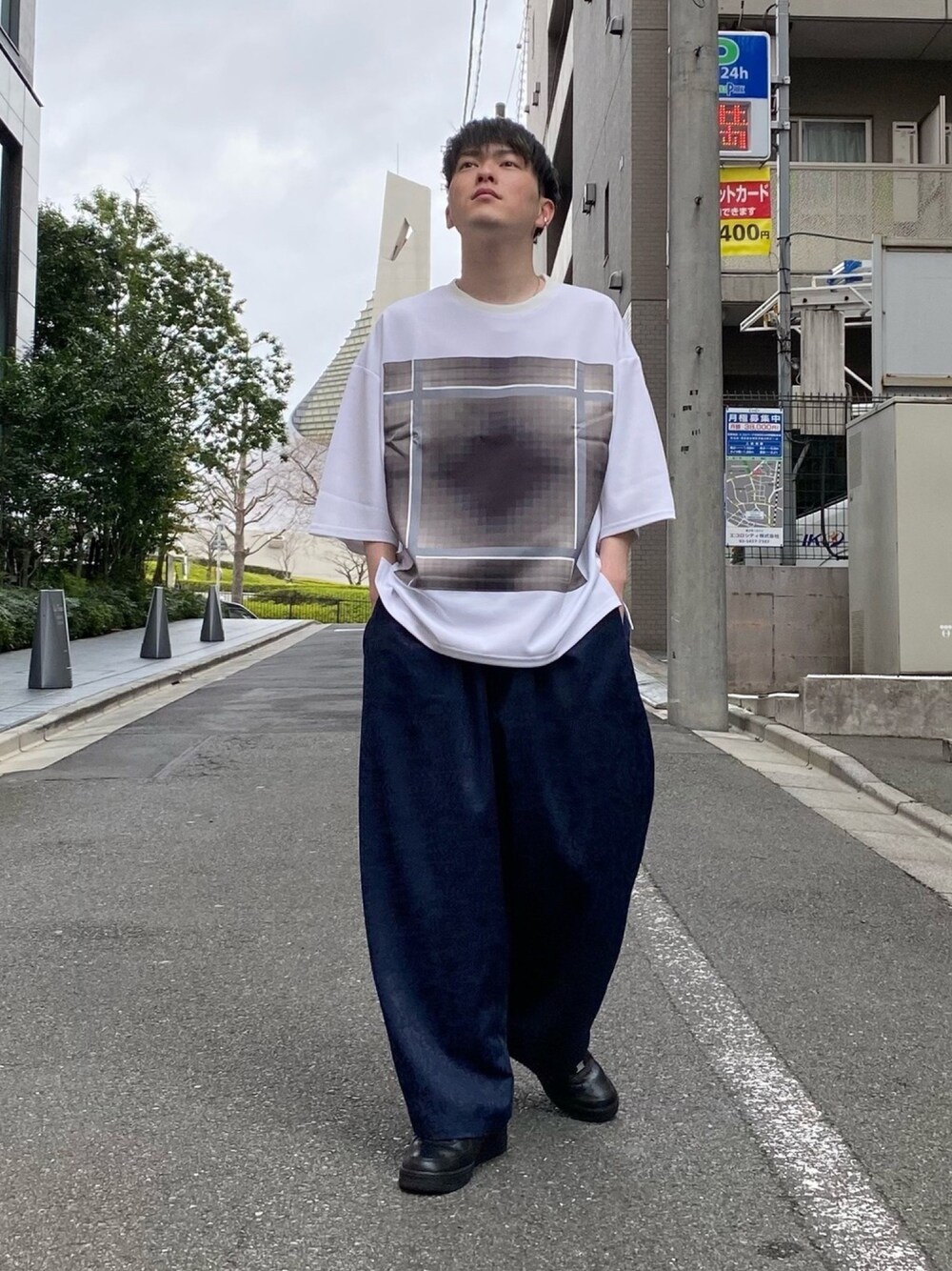 「CASPER JOHN、グラフィックＴ、韓国ファッション、ストリートMIX、ストリートカジュアル、ペイズリー柄、ワイドパンツ、低身長、低身長コーデ、春コーデ」｜「CASPER JOHNのSublimation Transfer Graphic Big T-shirts/サブリメイショントランスファーグラフィックビッグT（Tシャツ/カットソー、ホワイト系）」を使った、KOMさん（メンズ・165cm）の春コーディネートの1枚目の写真