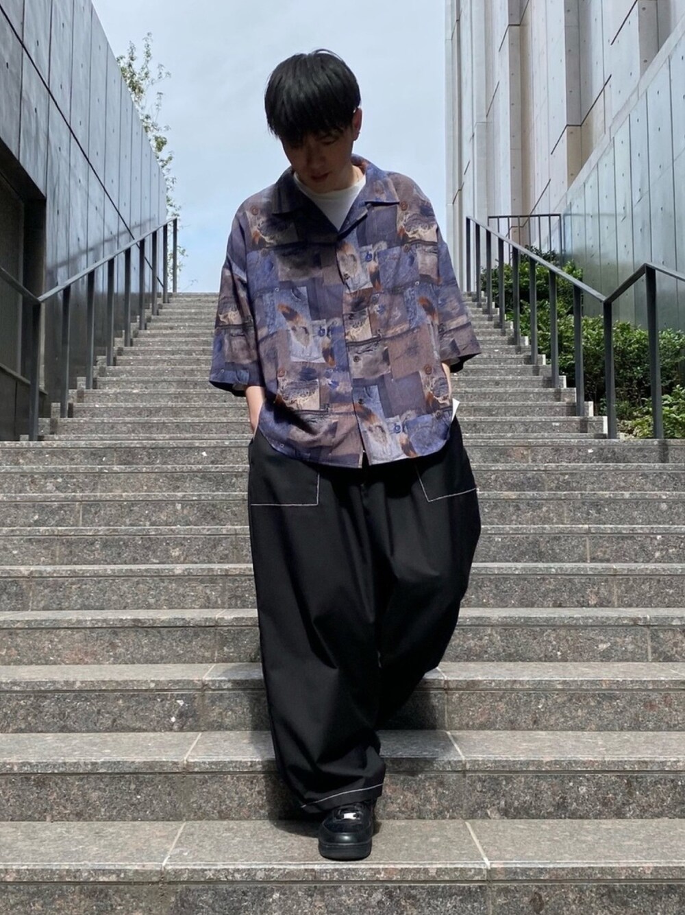 「CASPER JOHN、ドルマンシャツ、柄シャツ、パッチワーク、ベイカーパンツ、ストリートMIX、ストリートカジュアル、低身長、低身長コーデ、春コーデ」｜「CASPER JOHNのVarious Dolman Shirts/バリアスドルマンシャツ（シャツ/ブラウス、ブルー系）」を使った、KOMさん（メンズ・165cm）の春コーディネートの1枚目の写真