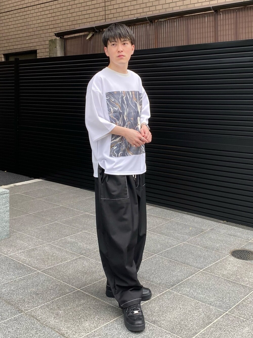 「CASPER JOHN、グラフィックＴ、韓国ファッション、アートTシャツ、ストリートMIX、ストリートカジュアル、ベイカーパンツ、低身長、低身長コーデ、春コーデ」｜「CASPER JOHNのSublimation Transfer Graphic Big T-shirts/サブリメイショントランスファーグラフィックビッグT（Tシャツ/カットソー、ホワイト系）」を使った、KOMさん（メンズ・165cm）の春コーディネートの1枚目の写真