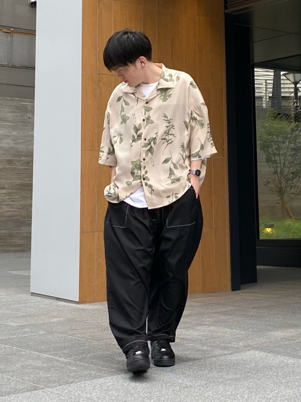 「CASPER JOHN、柄シャツ、花柄、ビッグシルエット、ストリートMIX、ストリートカジュアル、ベイカーパンツ、低身長、低身長コーデ、春コーデ」｜「CASPER JOHNのVarious Dolman Shirts/バリアスドルマンシャツ（シャツ/ブラウス、その他）」を使った、KOMさん（メンズ・165cm）の春コーディネートの1枚目の写真