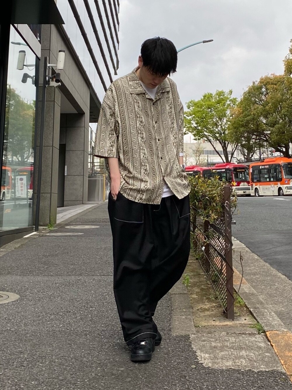 「CASPER JOHN、柄シャツ、ペイズリー柄、ストリートMIX、ストリートカジュアル、ベイカーパンツ、低身長、低身長コーデ、春コーデ、夏コーデ」｜「CASPER JOHNのVarious Dolman Shirts/バリアスドルマンシャツ（シャツ/ブラウス、その他）」を使った、KOMさん（メンズ・165cm）の春コーディネートの1枚目の写真