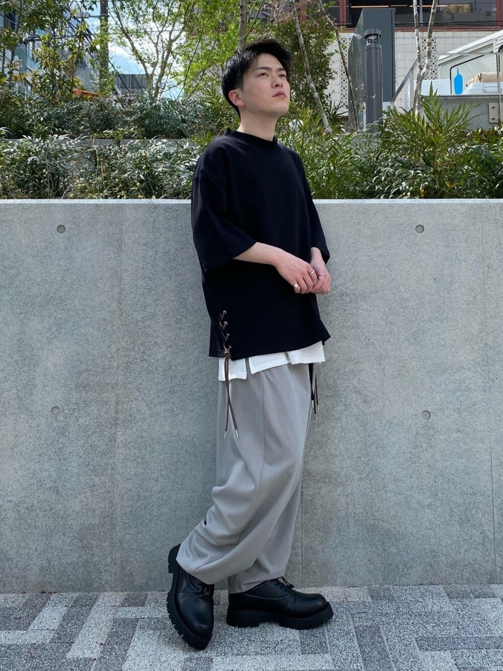「CASPER JOHN、モックネック、ビッグT、モノトーンコーデ、シンプルコーデ、タンクトップ、ストリートカジュアル、低身長、低身長コーデ、夏コーデ」｜「CASPER JOHNのSide Lace Mockneck Big T-shirts/サイドレースモックネックビッグT（Tシャツ/カットソー、ブラック系）」を使った、KOMさん（メンズ・165cm）の春コーディネートの1枚目の写真