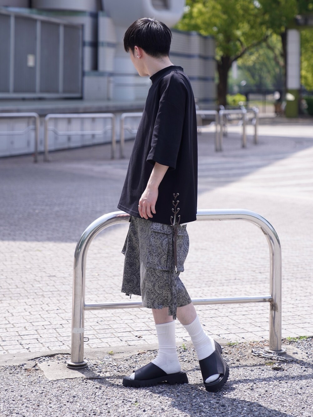 「CASPER JOHN、ショーツ、ハーフパンツ、ダマスク、柄パンツ、黒Tシャツ、ストリートカジュアル、低身長、低身長コーデ、夏コーデ」｜「CASPER JOHNのSide Lace Mockneck Big T-shirts/サイドレースモックネックビッグT（Tシャツ/カットソー、ブラック系）」を使った、KOMさん（メンズ・165cm）の春コーディネートの1枚目の写真