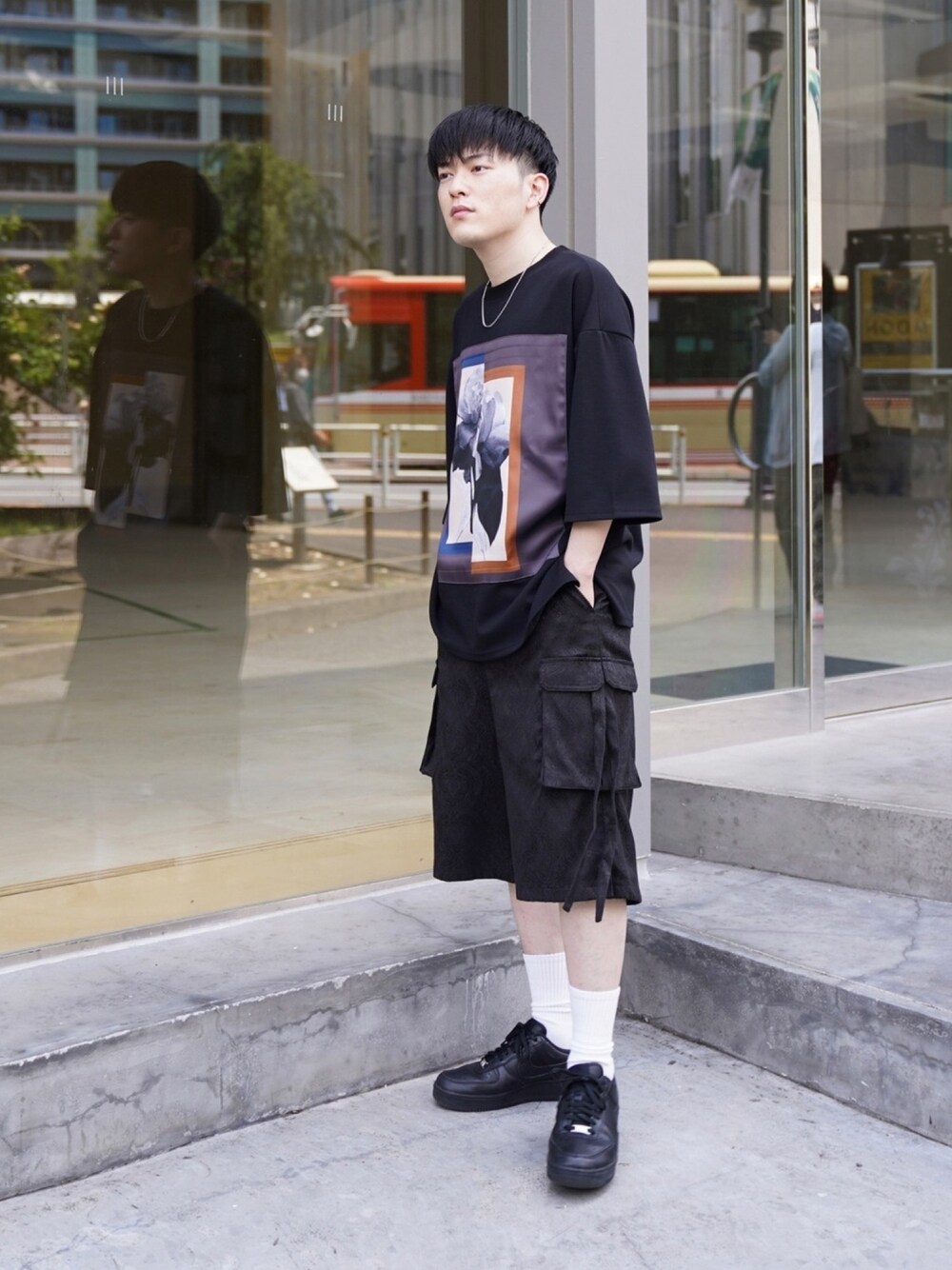 「CASPER JOHN、グラフィックＴ、ボックスロゴ、パラシュートパンツ、ハーフパンツ、ストリートMIX、ストリートカジュアル、低身長、低身長コーデ、夏コーデ」｜「CASPER JOHNのSlit Flower Graphic Big T-shirts/スリットフラワーグラフィックビッグT（Tシャツ/カットソー、ブラック系）」を使った、KOMさん（メンズ・165cm）の春コーディネートの1枚目の写真