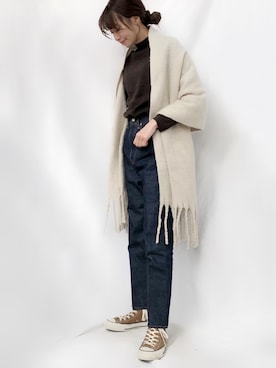「アイテム（ストール/ショール、ホワイト系）」を使った、宇佐美 彩さん（レディース・163cm）の冬コーディネート