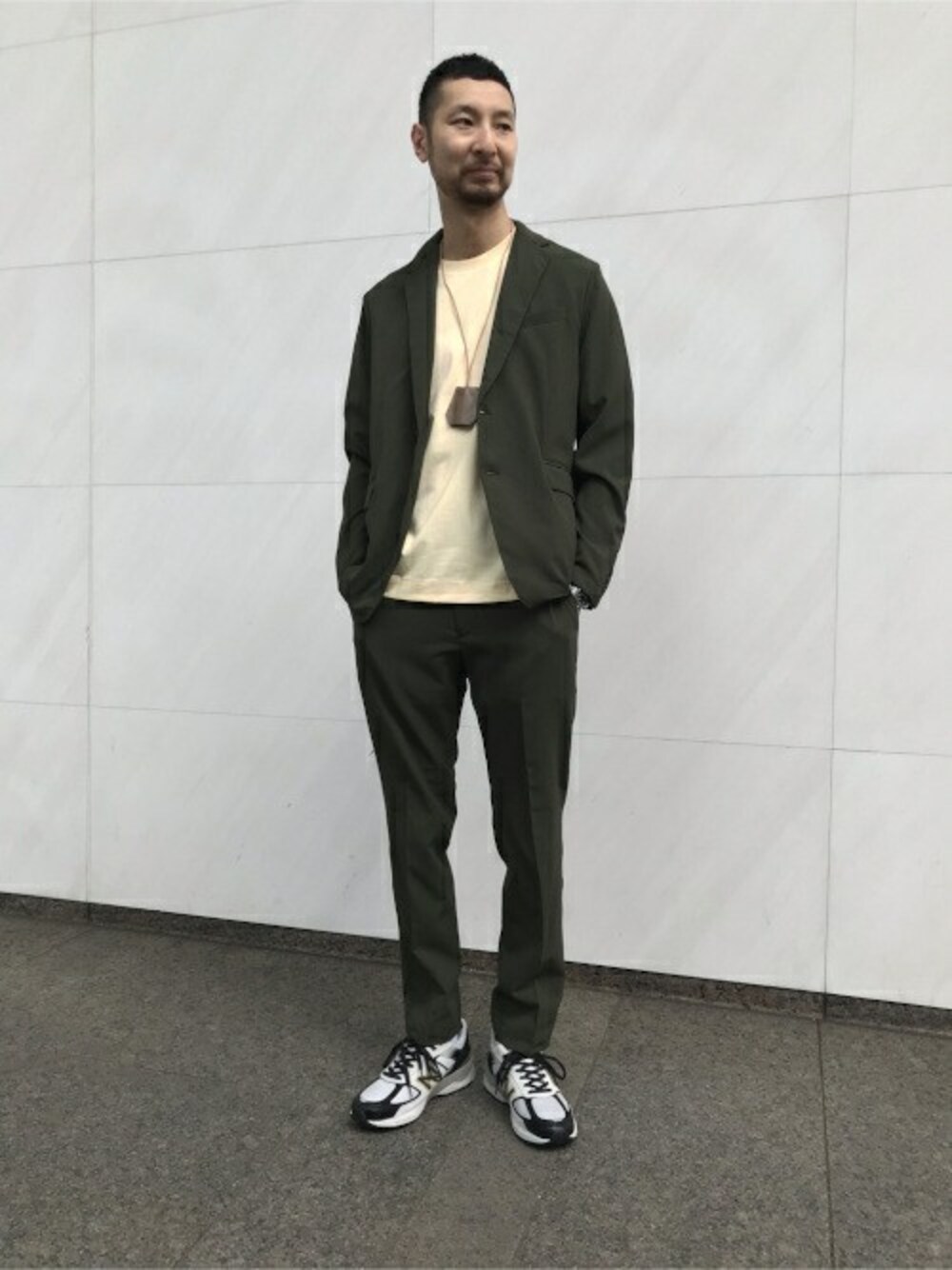 グリーン系のテーラードジャケット、イエロー系のTシャツ/カットソーを着用したメンズの春コーディネートの1枚目の写真