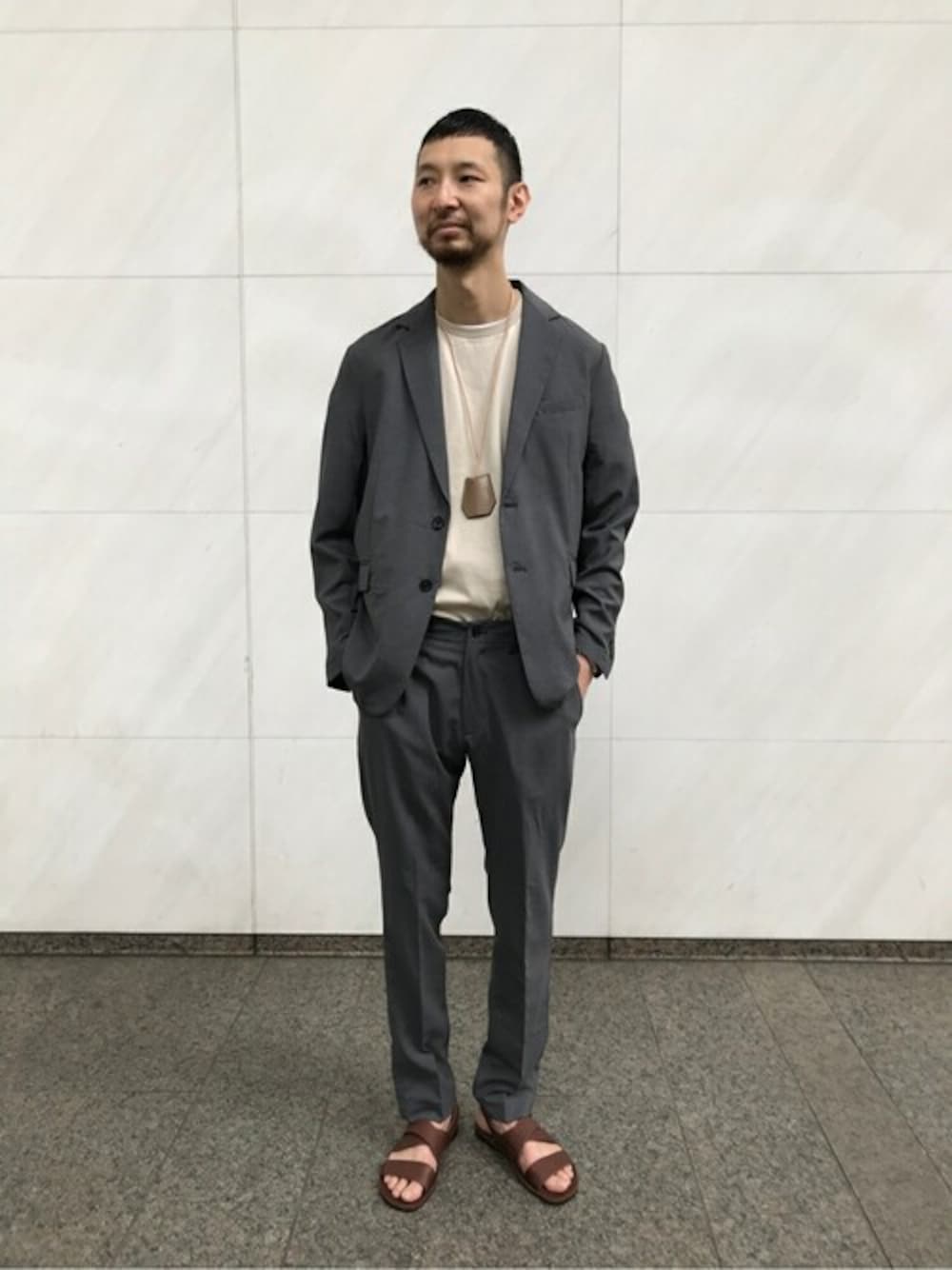 「ジャケット、セットアップ、ワントーンコーデ、大人カジュアル、きれいめカジュアル、シンプルコーデ、夏コーデ、オフィスカジュアル、ビジネスカジュアル、417 EDIFICE」｜「417 EDIFICEの◆ドライタッチトロ スペシャル セットアップ（テーラードジャケット、グレー系）」を使った、Senoさん（メンズ・185cm）の夏コーディネートの1枚目の写真