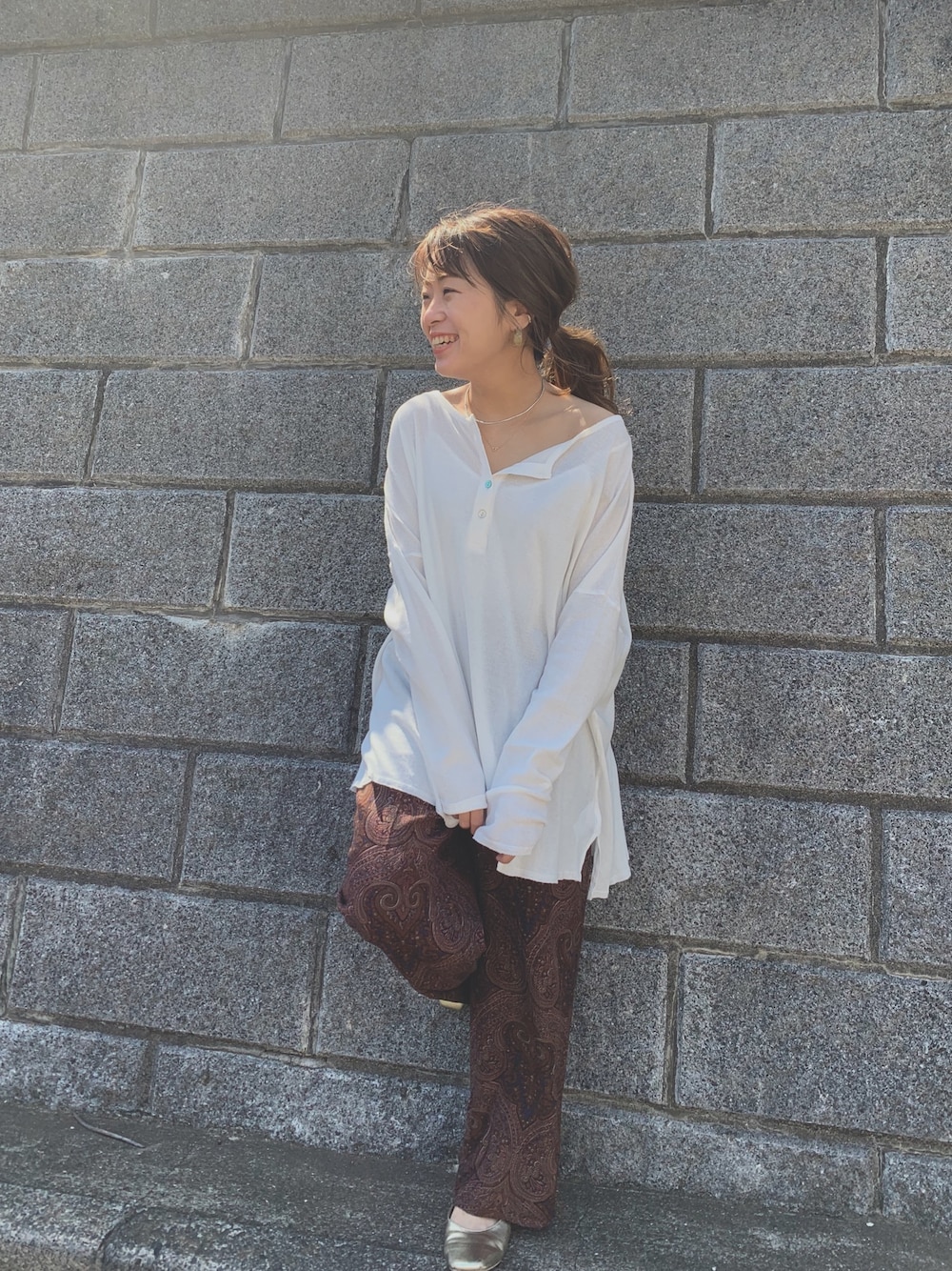 「シンプルコーデ、大人カジュアル、白、リラックススタイル」｜「TODAYFULのTODAYFUL(トゥデイフル) "Paisley Rough Pants"ペイズリーラフPA／11910710（その他パンツ、ブラウン系）」を使った、mkさん（レディース・149cm）の夏コーディネートの1枚目の写真