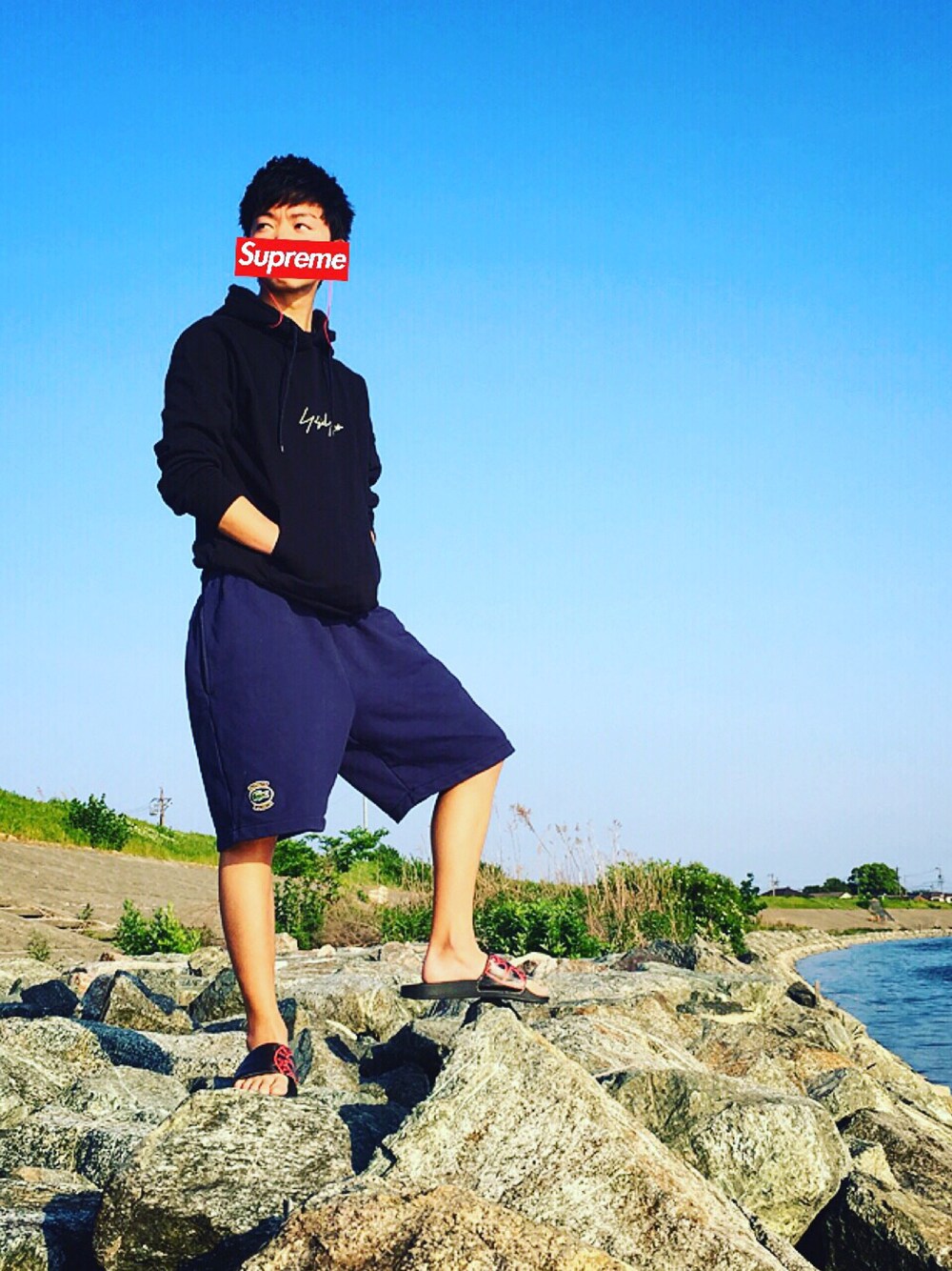 「夏コーデ、ラコステ、supreme、おしゃれさんと繋がりたい、シンプルコーデ、ラフ、ootd、高校生」｜「Yohji YamamotoのYohjiYamamotoxNewEra/ヨウジヤマモト×ニューエラ/Hoodie（パーカー、ブラック系）」を使った、はっちーさん（メンズ・170cm）の春コーディネートの1枚目の写真