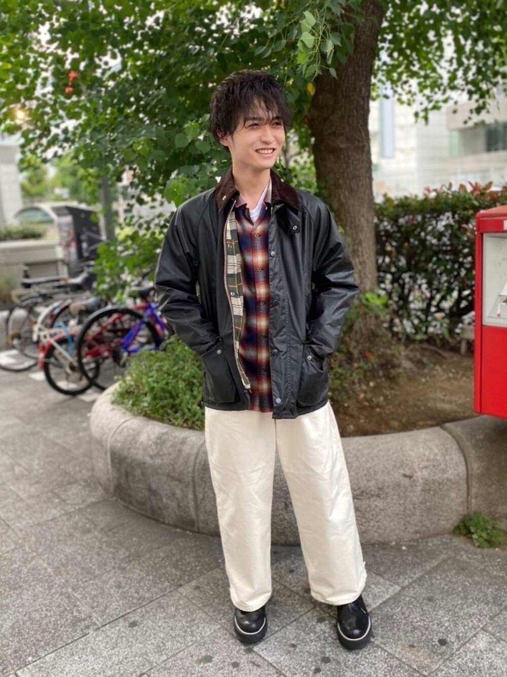 「BARBOUR STYLE、barbour、BEDALE、waxed jacket、BEAMS、ワイドパンツ、シェフパンツ、united arrows」｜「BarbourのBEDALE WAXED COTTON（ブルゾン、グリーン系）」を使った、JUNYA KURIUさん（メンズ・174cm）の秋コーディネートの1枚目の写真