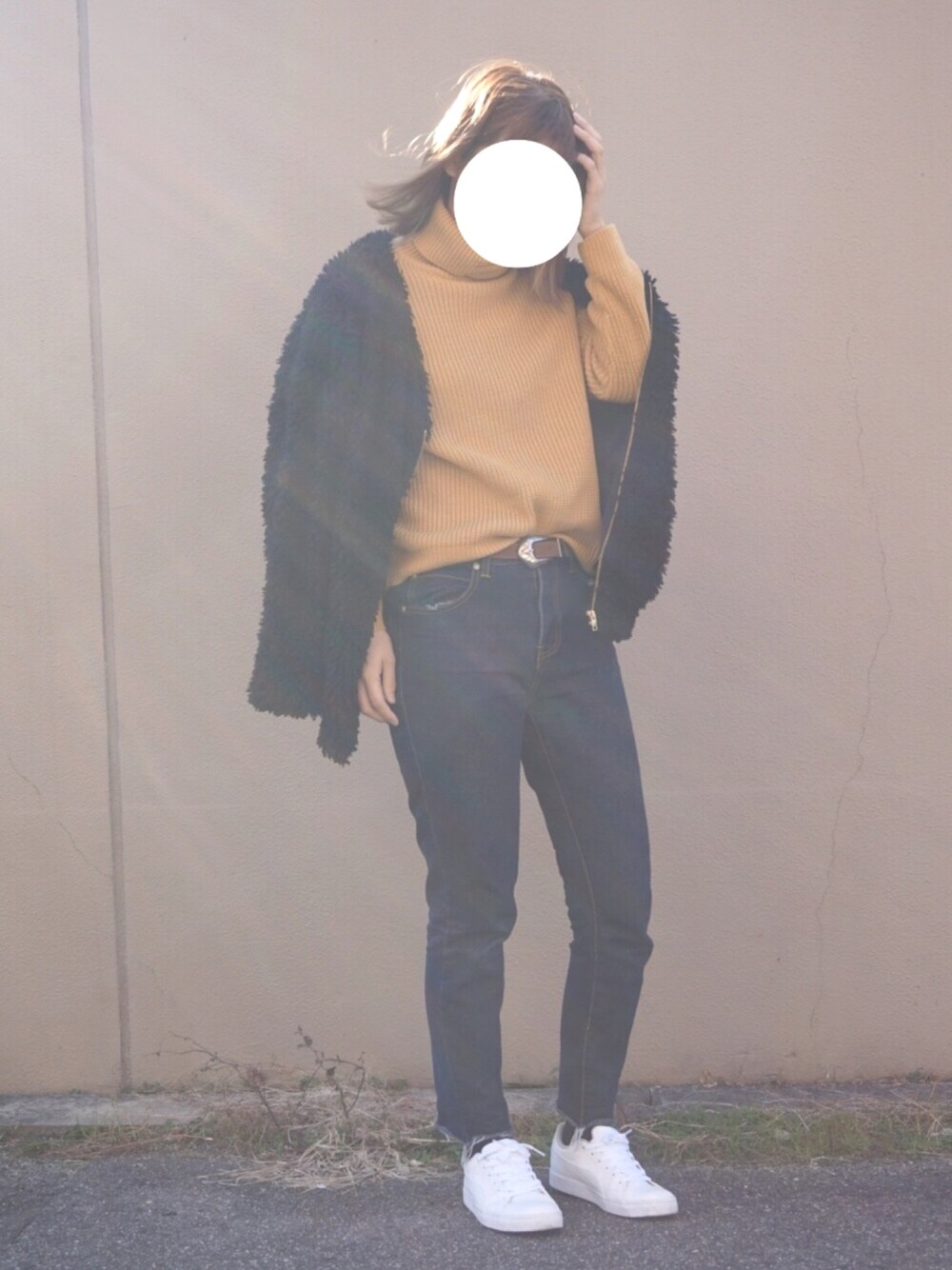 ブラック系のブルゾン、ブルー系のデニムパンツ、ホワイト系のスニーカーを着用したレディースの冬コーディネートの1枚目の写真