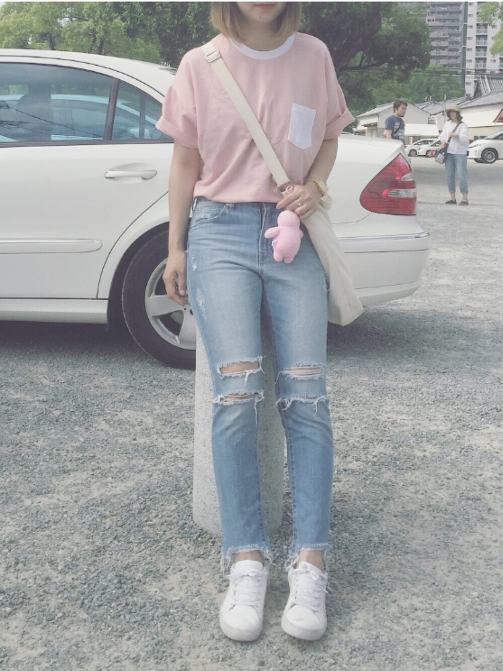 「ootd、プチプラ、切りっぱなしデニム、ガールフレンドデニム、デニム、Tシャツ、白スニーカー、ピンク、キャップ」｜「LOWRYS FARMのＣＯＮＥガールＦデニムパンツ　742093 （デニムパンツ、ブルー系）」を使った、nadamiiさん（レディース・164cm）の夏コーディネートの1枚目の写真