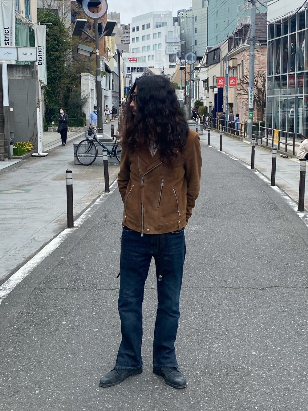 「春コーデ、シンプル、シンプルスタイル、デニム」｜「ALLSAINTSのアイテム（ライダースジャケット、ブラウン系）」を使った、nateさん（メンズ・171cm）の春コーディネートの1枚目の写真