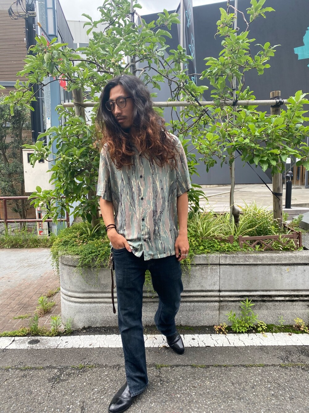 「初夏コーデ、柄シャツ、デニム」｜「ALLSAINTSのSERPENTES SS SHIRT | SERPENTES SS シャツ（シャツ/ブラウス、グリーン系）」を使った、nateさん（メンズ・171cm）の春コーディネートの1枚目の写真