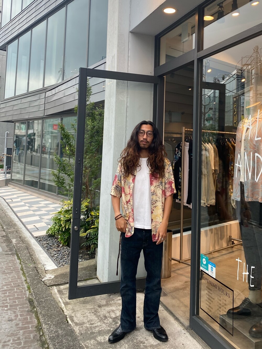「夏、柄シャツ、デニム、シンプル」｜「ALLSAINTSのアイテム（シャツ/ブラウス、イエロー系）」を使った、nateさん（メンズ・171cm）の春コーディネートの1枚目の写真