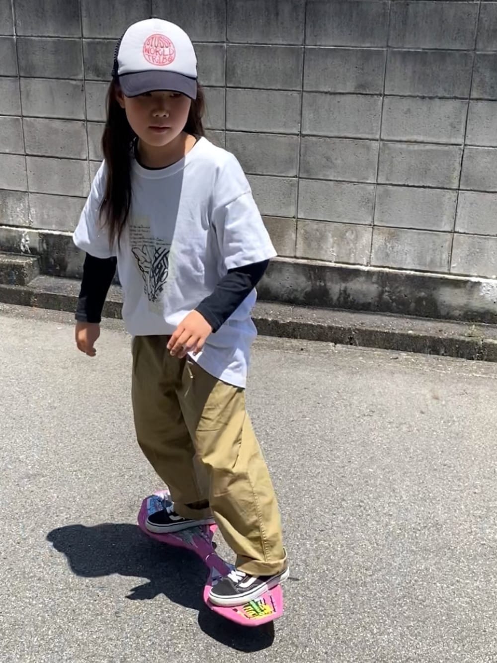 「ストリート、stussy、VANS、agnes b.、重ね着、キャップ、だぼだぼ、春夏コーデ、ボーイズライク、女の子」｜「agnes b.のアイテム（Tシャツ/カットソー、ホワイト系）」を使った、ties-flower11さん（キッズ・125cm）の春コーディネートの1枚目の写真