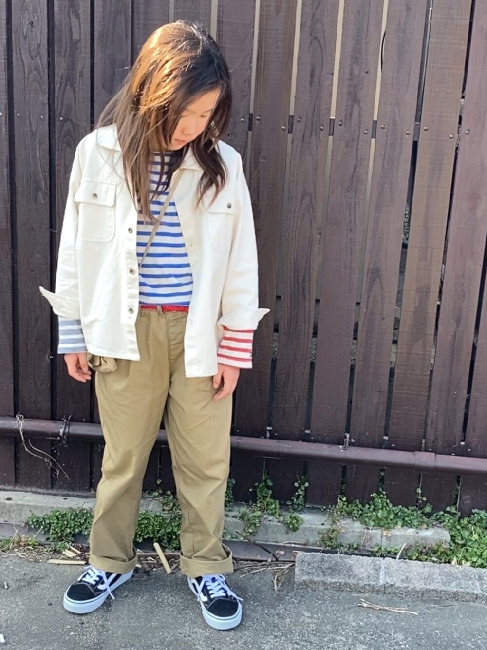 「チノパン、シャツスタイル、ボーダー、VANS、春コーデ、カジュアル、休日スタイル、キッズコーデ、女の子、おしゃれさんと繋がりたい」｜「urbancherryのアイテム（シャツ/ブラウス、ベージュ系）」を使った、ties-flower11さん（キッズ・130cm）の冬コーディネートの1枚目の写真