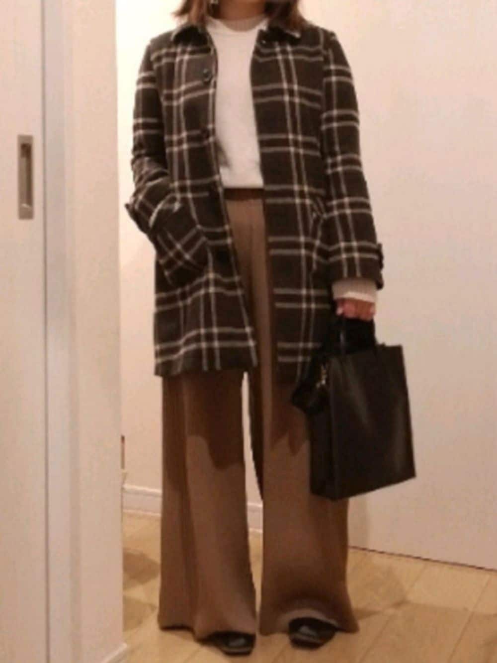 「UNIQLO、shuca、プリーツパンツ、白ニット、チェスターコート、チェック、スクエアバッグ、ママコーデ、今日のコーデ」｜「MILKFED.のアイテム（ショルダーバッグ、ブラック系）」を使った、 anko*さん（レディース・155cm）の冬コーディネートの1枚目の写真