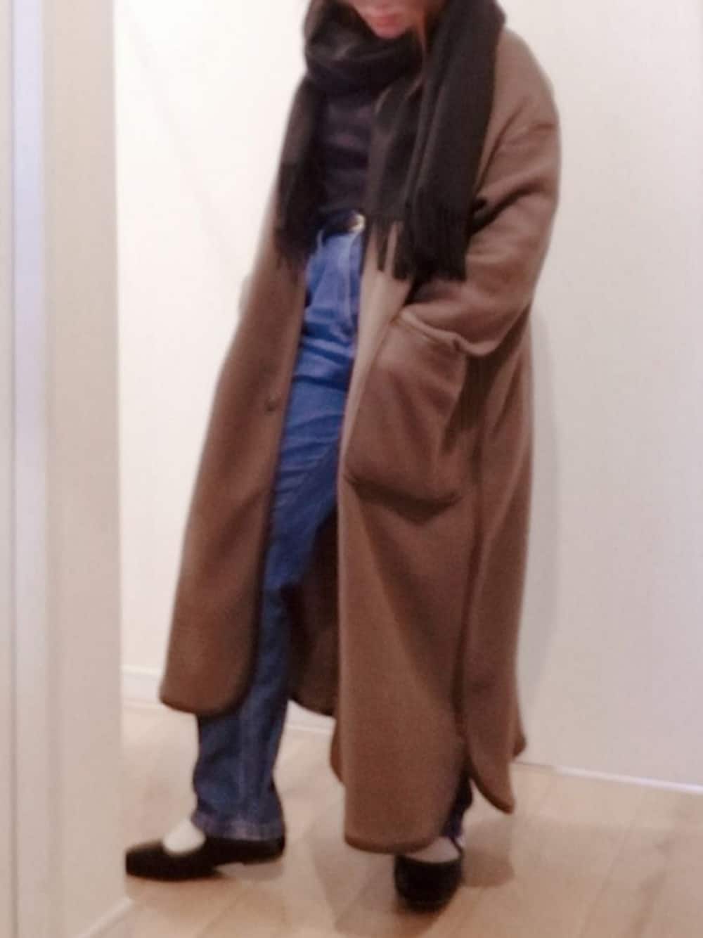 「パイピングコート、ロングコート、マフラーぐるぐる、UNIQLO、ウルトラライトダウン、防寒　、デニムパンツ、カンフーシューズ、ママコーデ、今日のコーデ」｜「GUのリブニット（ニット/セーター、ブラック系）」を使った、 anko*さん（レディース・155cm）の冬コーディネートの1枚目の写真