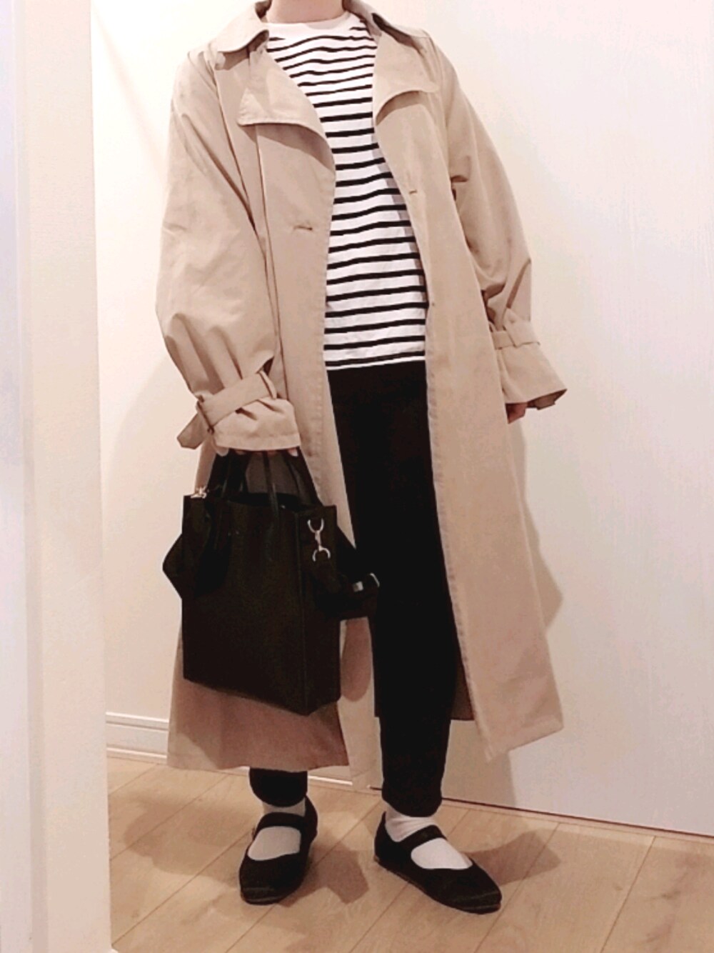 ブラック系のバレエシューズ、ブラック系のデニムパンツ、ブラック系のショルダーバッグを着用したレディースの春コーディネートの1枚目の写真