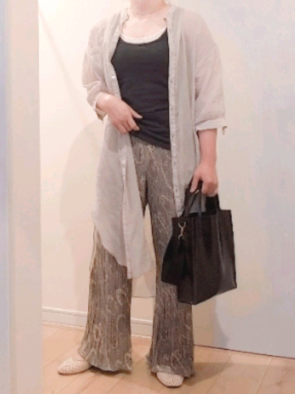 「シアーシャツ、バンドカラーシャツ、くすみカラー、ペイズリー、プリーツパンツ、スクエアバッグ、きれいめカジュアル、今日のコーデ」｜「MOUSSYのアイテム（タンクトップ、ブラック系）」を使った、 anko*さん（レディース・155cm）の春コーディネートの1枚目の写真