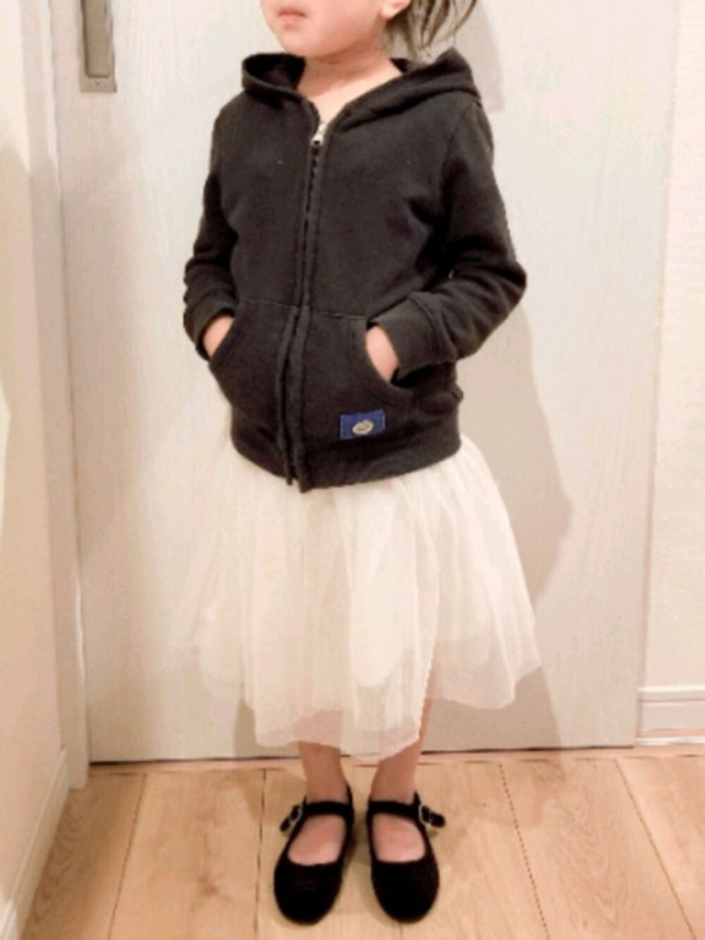 ブラック系のバレエシューズ、ブラック系のパーカー、その他のワンピースを着用したレディースの春コーディネートの1枚目の写真