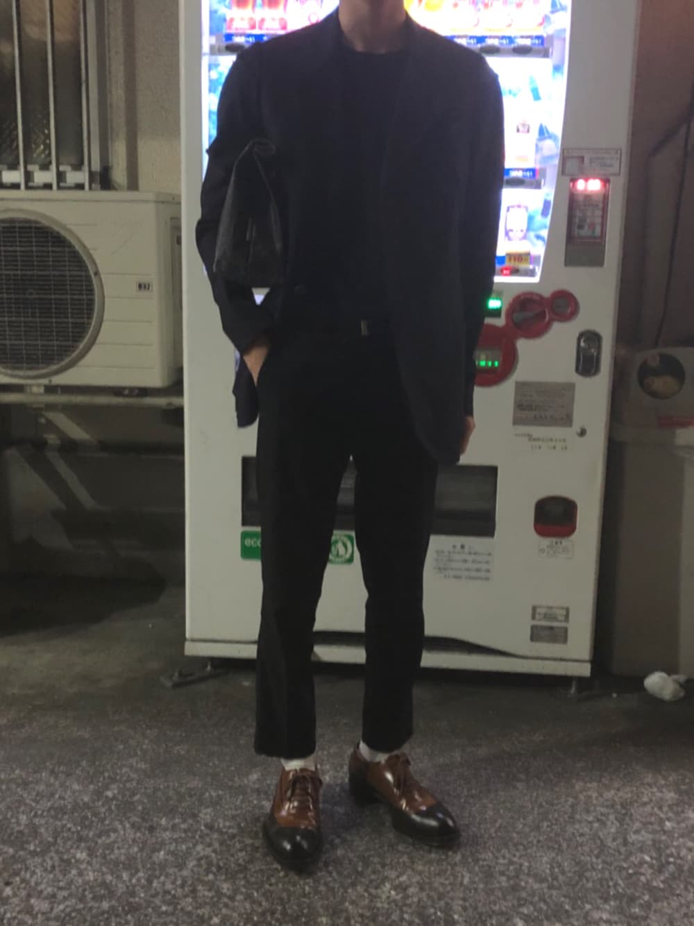 「春夏コーデ、休日スタイル、シンプルコーデ、きれいめカジュアル、黒、LANVIN、PRADA」｜「LANVINのアイテム（テーラードジャケット、ブルー系）」を使った、COさん（メンズ・173cm）の春コーディネートの1枚目の写真