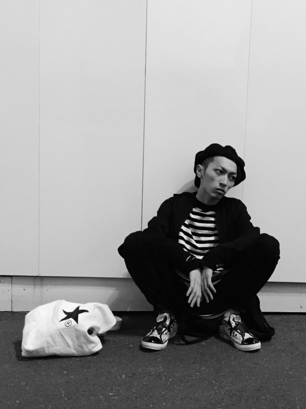 ブラック系のジャケット/アウター、ホワイト系のスニーカー、ホワイト系のスニーカーを着用したメンズの春コーディネートの1枚目の写真