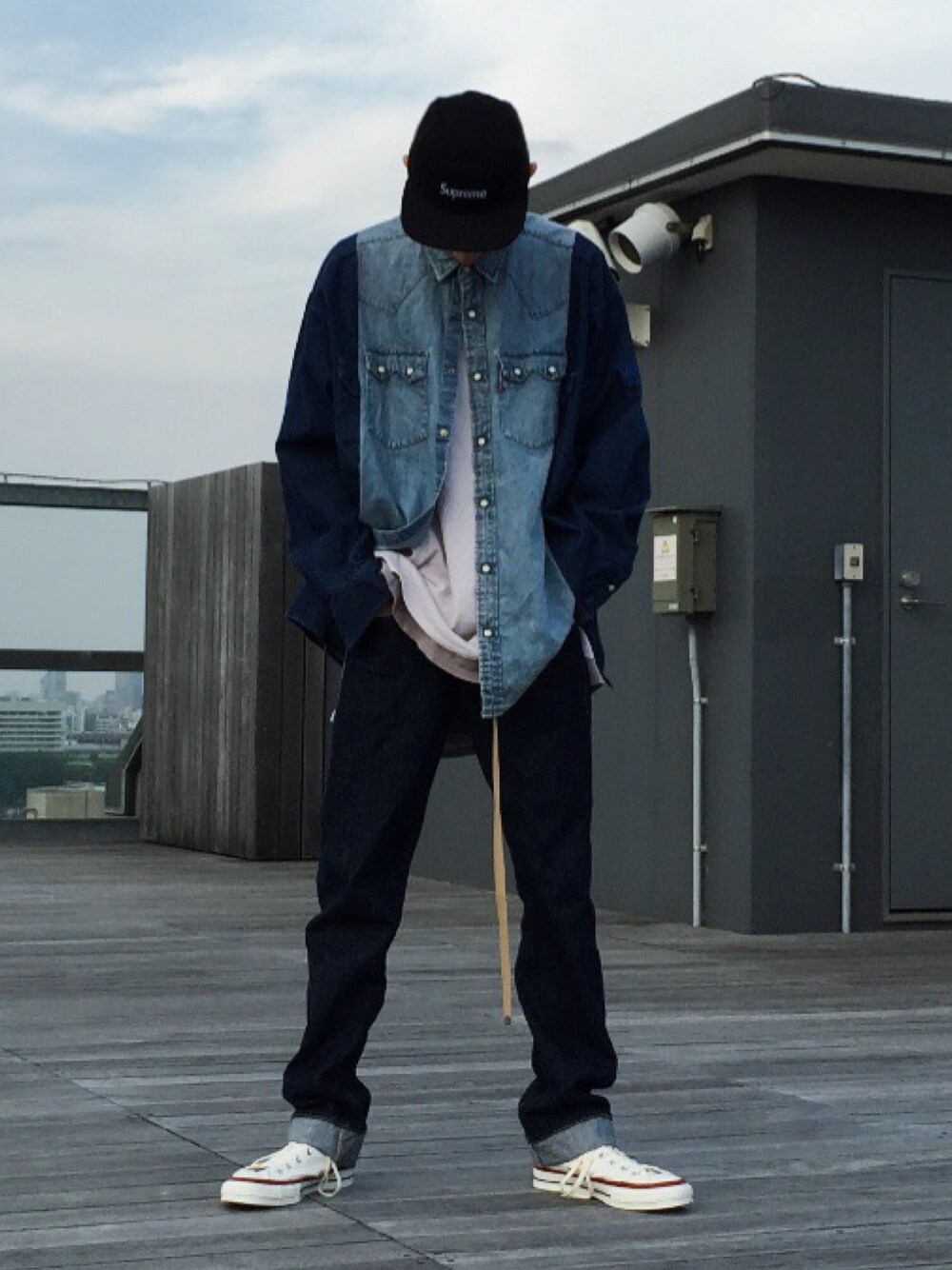 ブルー系のシャツ/ブラウス、ホワイト系のTシャツ/カットソー、ブルー系のデニムパンツを着用したメンズの春コーディネートの1枚目の写真