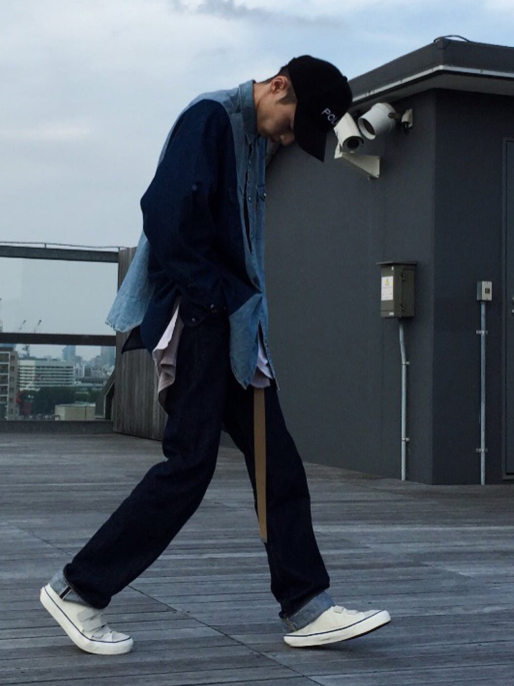 ブルー系のシャツ/ブラウス、ホワイト系のTシャツ/カットソー、ブルー系のデニムパンツを着用したメンズの春コーディネートの1枚目の写真