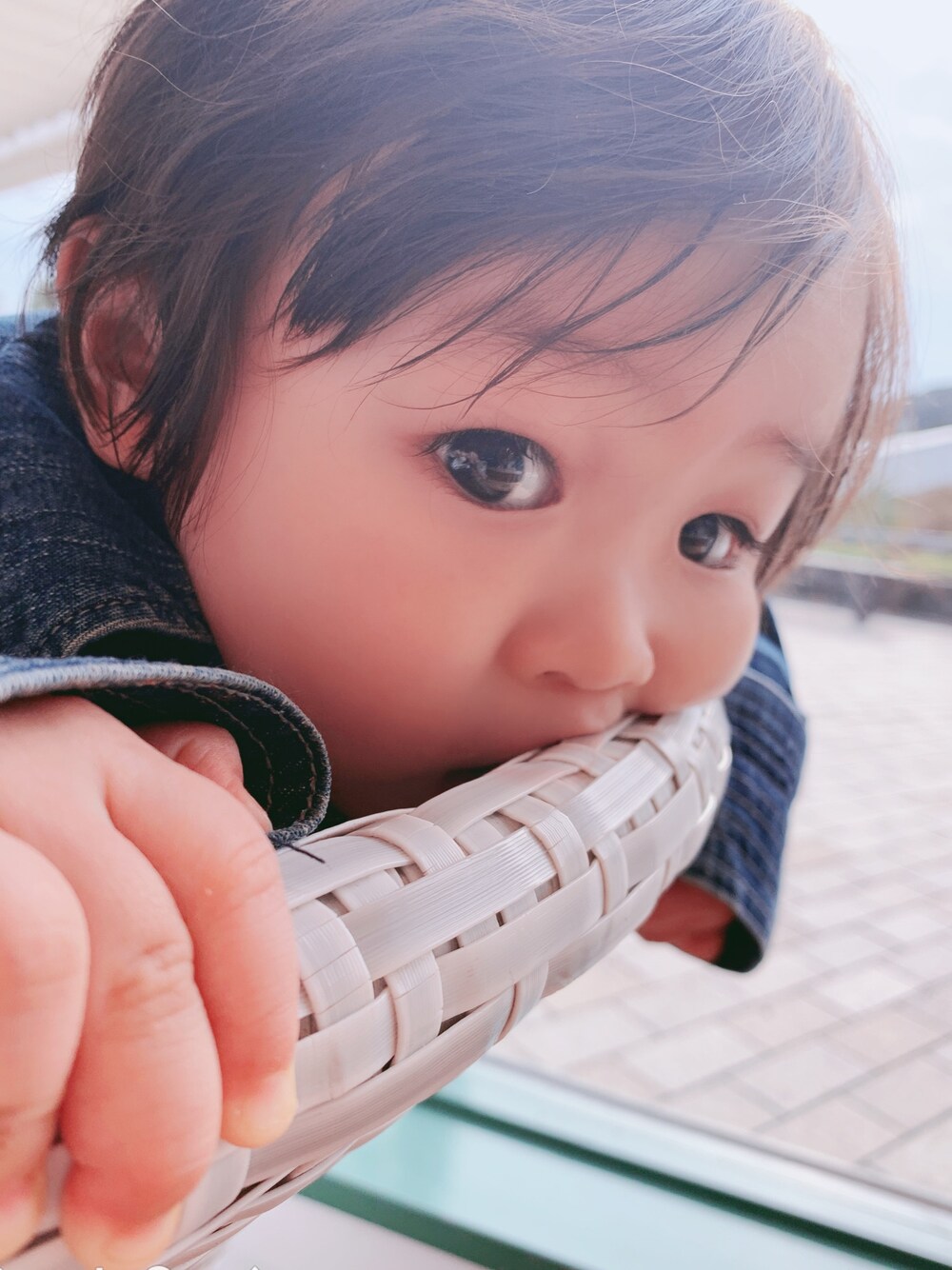 「男の子、1歳、キッズコーデ、親子でおそろい、親子ショット」｜「COMME CA ISMのアイテム（トレンチコート、ブルー系）」を使った、hirumamaさん（キッズ・80cm）の春コーディネートの1枚目の写真
