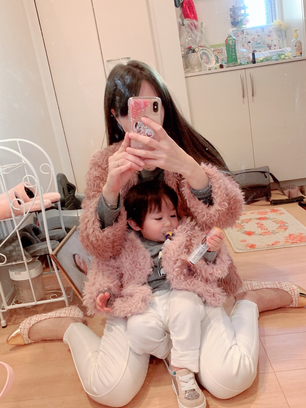 「親子コーデ、親子でおそろい、親子リンクコーディネート、親子リングコーデ、似たコーデ、ふわふわもこもこ、ピンク男子」｜「dazzlinのアイテム（ムートンコート、ピンク系）」を使った、hirumamaさん（キッズ・80cm）の春コーディネートの1枚目の写真