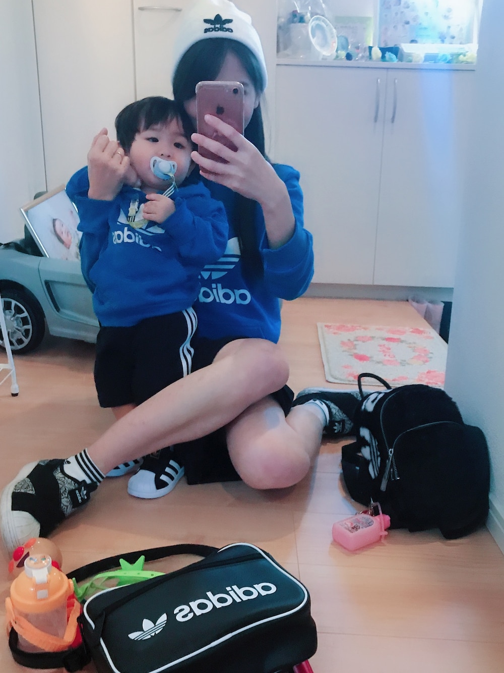 「キッズファッション、親子でおそろい、親子コーデ、アディダス(adidas)、アディダスオリジナルス、親子リンク、ママ＆息子、ブルー」｜「adidas Originalsのアイテム（ニットキャップ/ビーニー、ホワイト系）」を使った、hirumamaさん（キッズ・80cm）の春コーディネートの1枚目の写真