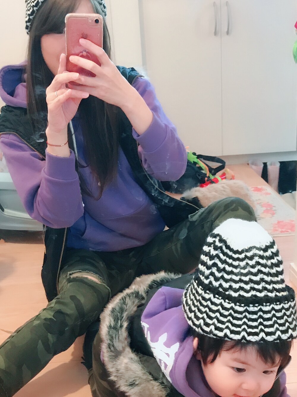「カモフラパンツ、キッズファッション、親子コーデ、親子リンク、親子お揃いコーデ、ママ＆息子」｜「RODEO CROWNS WIDE BOWLのHOOD TCR パーカー（パーカー、パープル系）」を使った、hirumamaさん（キッズ・80cm）の春コーディネートの1枚目の写真