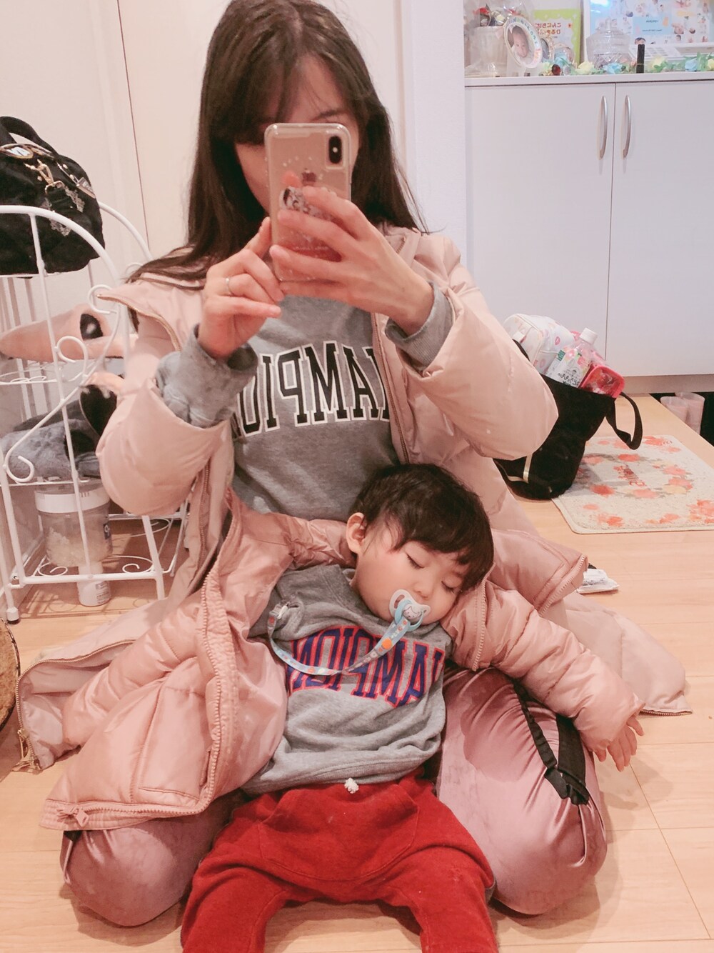 「キッズファッション、親子コーデ、親子でおそろい、親子リンク、チャンピオン、サイドライン、ロングダウンコート、似てるコーデ、親子お揃いって楽しいね♡、親子お揃いコーデ」｜「Radyのアイテム（ダウンジャケット/コート、ピンク系）」を使った、hirumamaさん（キッズ・80cm）の春コーディネートの1枚目の写真