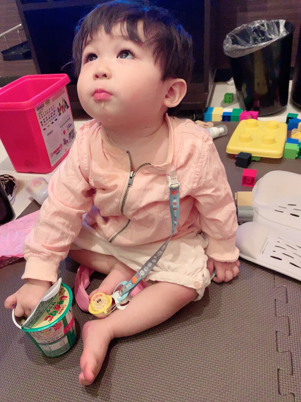 「春コーデ、シンプルコーデ、ピンクコーデ、キッズファッション、リンクコーデ、おとこのこ、おしゃれさんと繋がりたい、親子コーデ、親子でおそろい」｜「BRANSHESのデニム/ツイルジャケット（ブルゾン、ピンク系）」を使った、hirumamaさん（キッズ・80cm）の春コーディネートの1枚目の写真