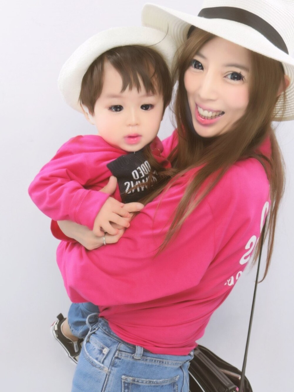 「おとこのこ、男の子コーデ、1歳、VANS、親子コーデ、親子でおそろい、親子リンクコーデ、親子お揃いコーデ、親子ペア、親子ファッション」｜「combiminiのアイテム（ママ＆ベビー、ホワイト系）」を使った、hirumamaさん（キッズ・80cm）の春コーディネートの1枚目の写真